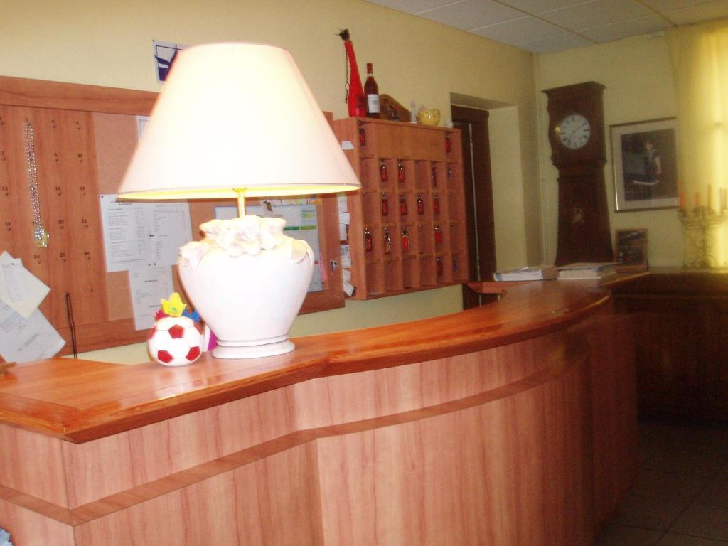 Hotel Le Commerce Bagneres-de-Bigorre Room photo