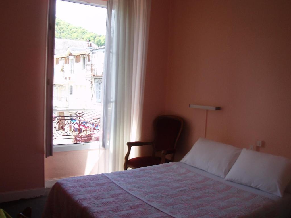 Hotel Le Commerce Bagneres-de-Bigorre Room photo