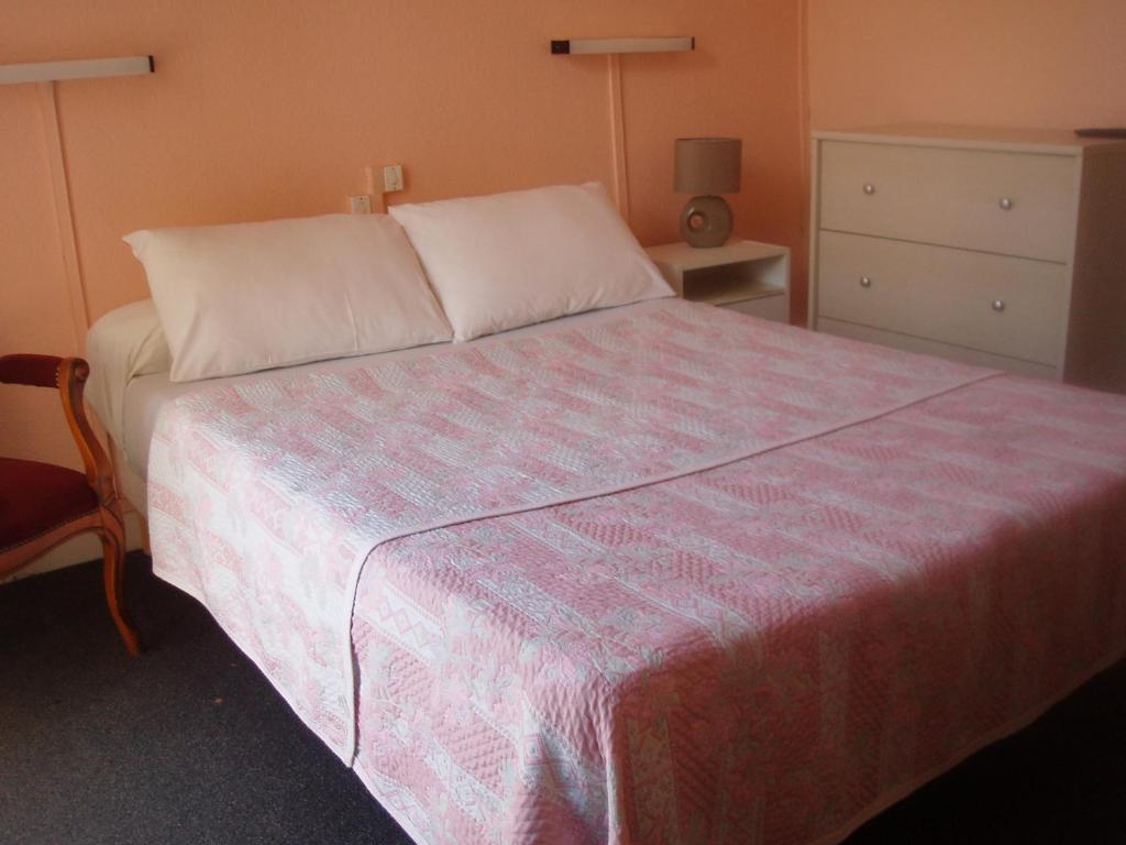 Hotel Le Commerce Bagneres-de-Bigorre Room photo